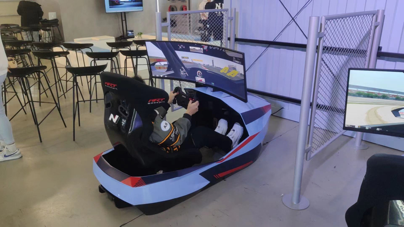 “晓”一体化赛车模拟器座舱多段可调式座舱